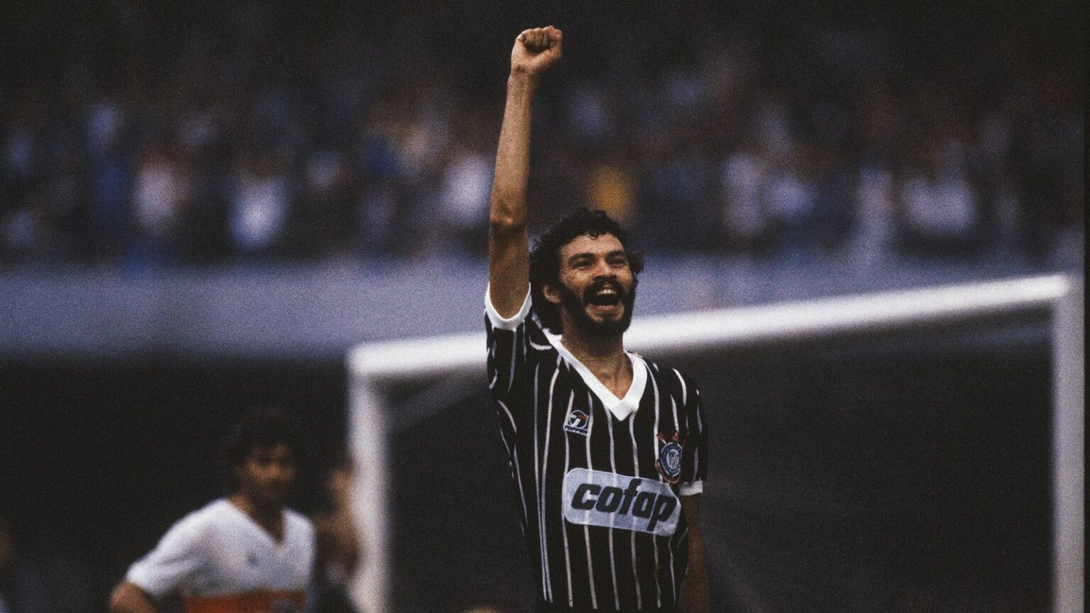 Sócrates em campo com a camisa do Corinthians