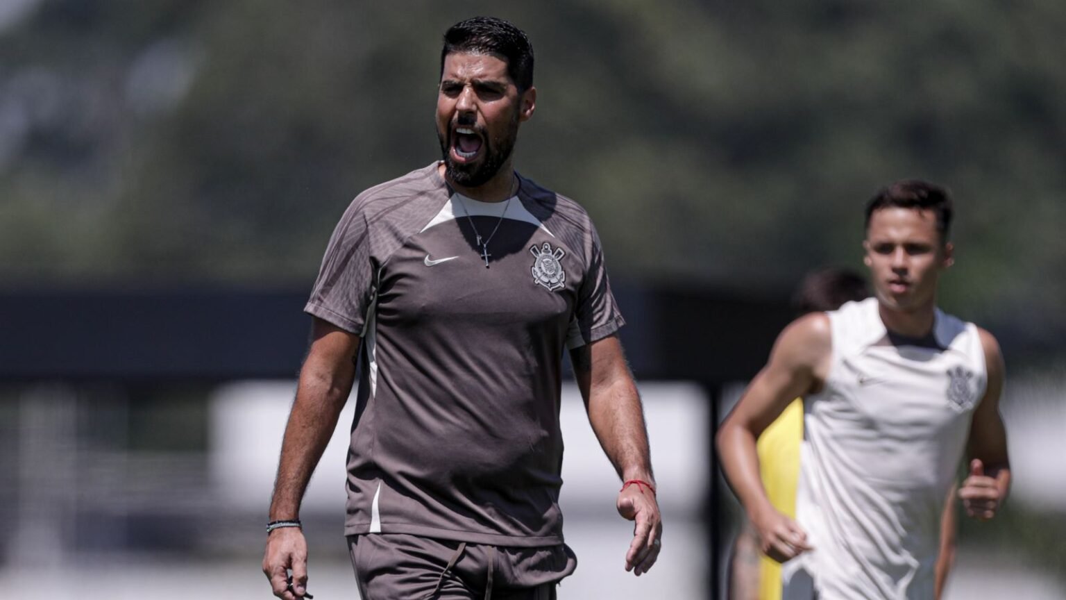 António liveira durante treinamentos no CT do Corinthians