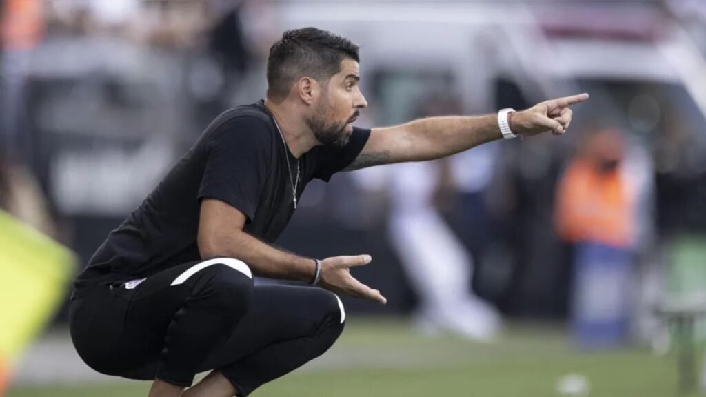 António Oliveira dando instruções à beira do campo no Corinthians