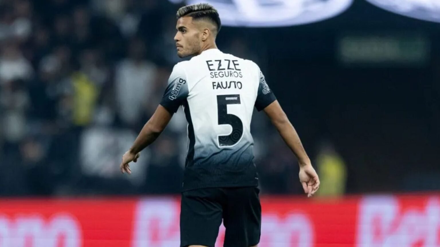 Fausto Vera em campo, de costas, com a camisa número 5, do Corinthians