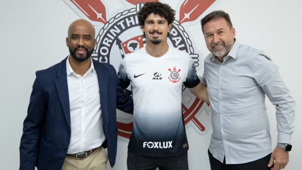 André Ramalho chega ao Corinthians