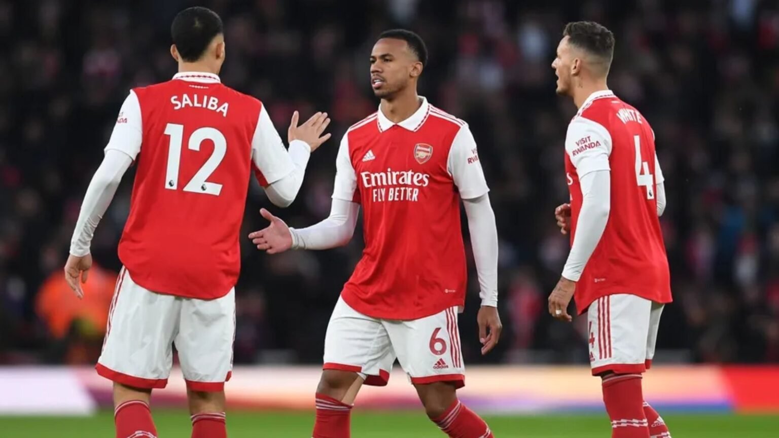 Gabriel Magalhães em campo pelo Arsenal