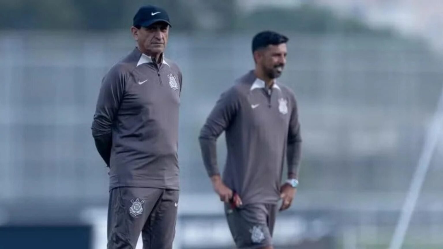 Ramón Díaz em campo como técnico do Corinthians